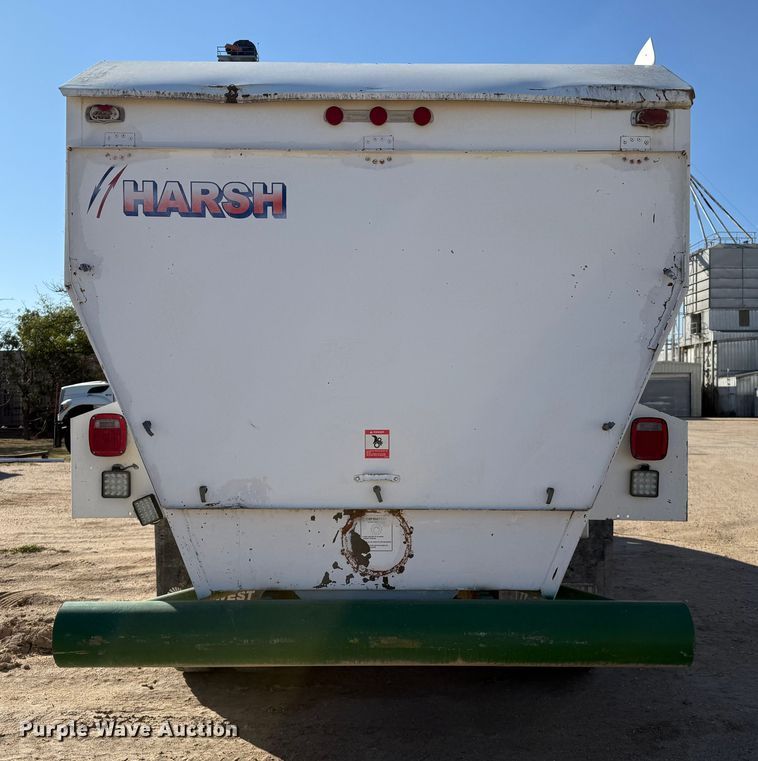 image for item EP0806 2004 International 7400 feed mixer truck