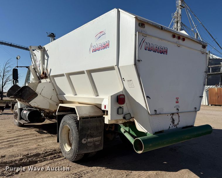 image for item EP0806 2004 International 7400 feed mixer truck