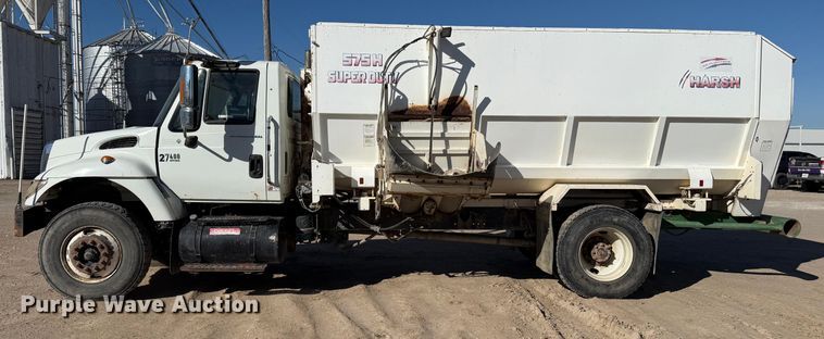 image for item EP0806 2004 International 7400 feed mixer truck