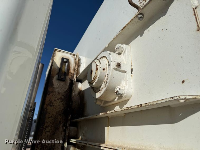 image for item EP0806 2004 International 7400 feed mixer truck