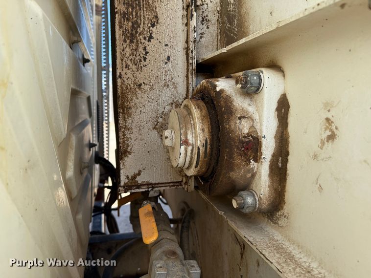 image for item EP0806 2004 International 7400 feed mixer truck