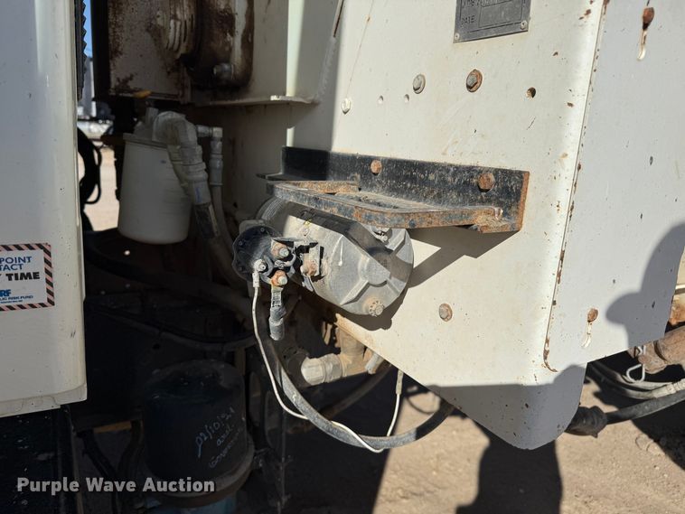 image for item EP0806 2004 International 7400 feed mixer truck