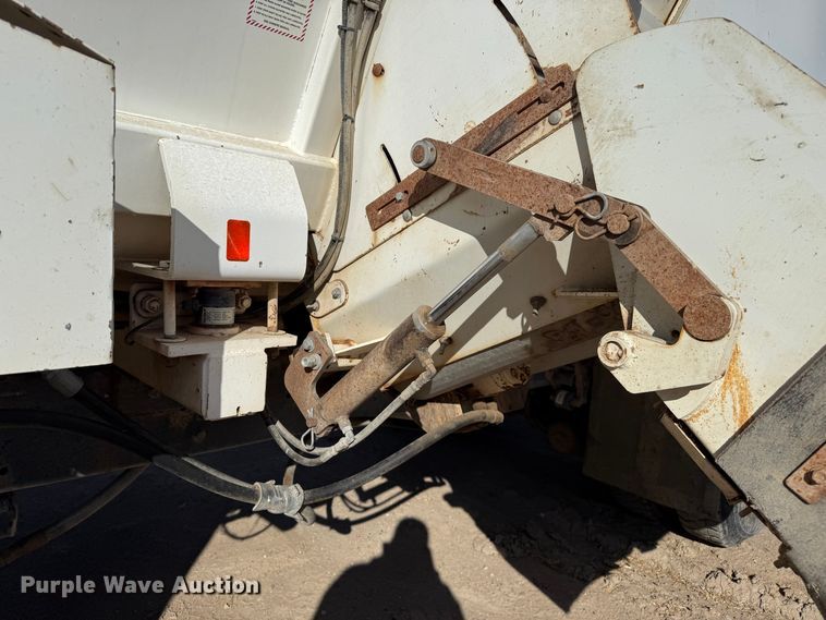 image for item EP0806 2004 International 7400 feed mixer truck