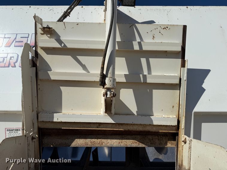 image for item EP0806 2004 International 7400 feed mixer truck