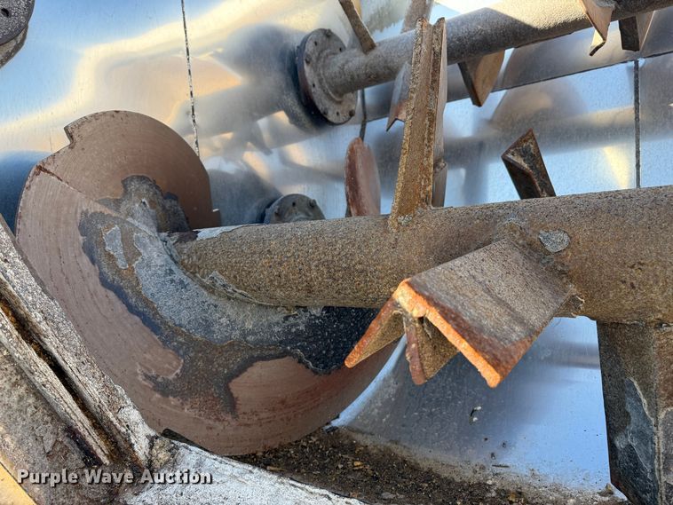 image for item EP0806 2004 International 7400 feed mixer truck