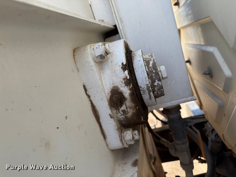 image for item EP0806 2004 International 7400 feed mixer truck