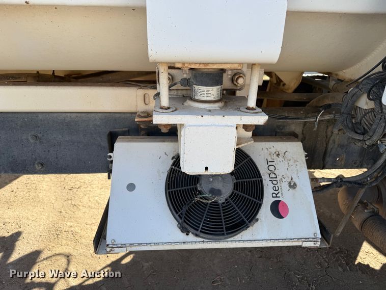 image for item EP0806 2004 International 7400 feed mixer truck