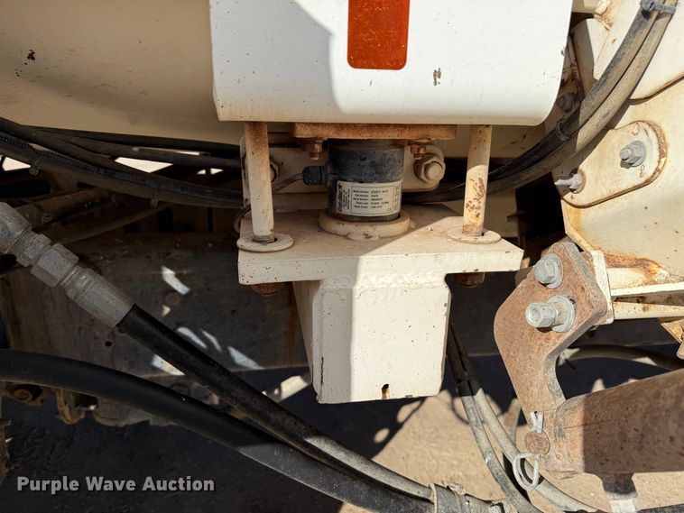 image for item EP0806 2004 International 7400 feed mixer truck