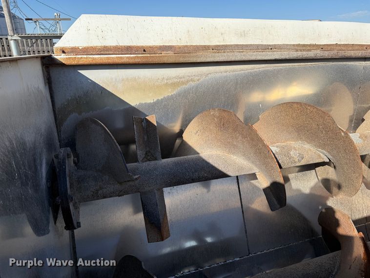 image for item EP0806 2004 International 7400 feed mixer truck