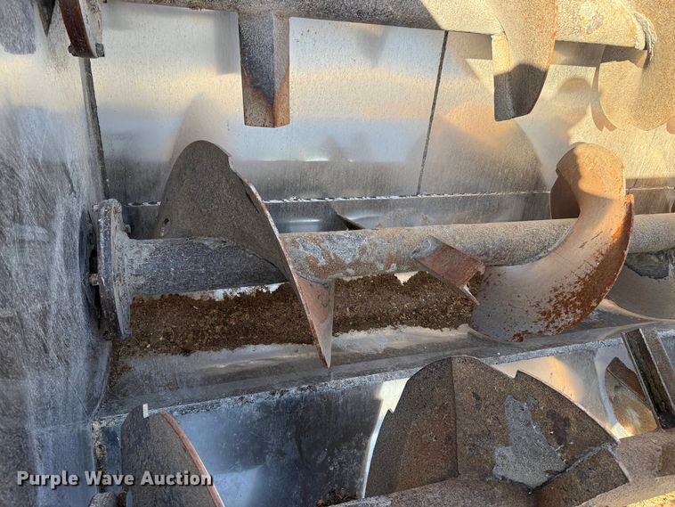 image for item EP0806 2004 International 7400 feed mixer truck