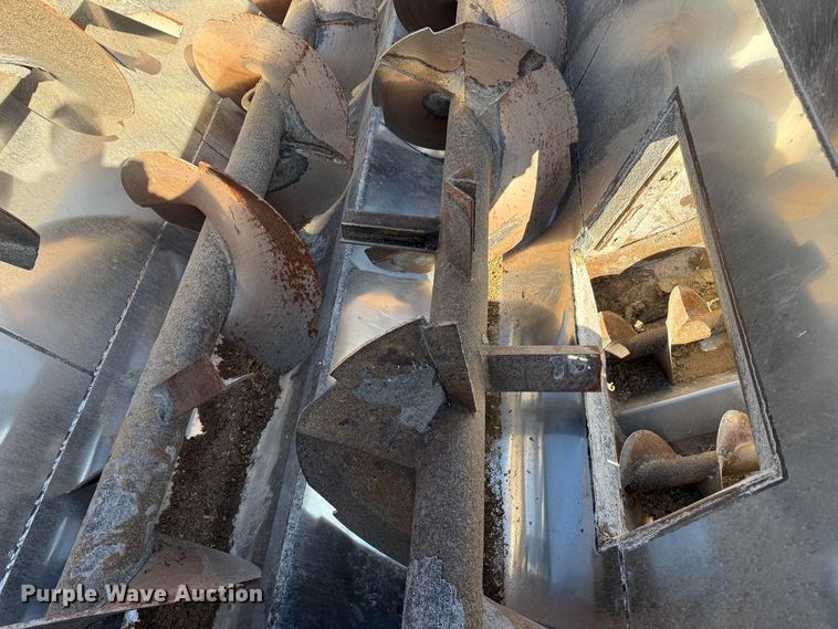 image for item EP0806 2004 International 7400 feed mixer truck