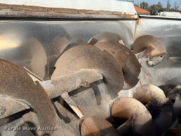 image for item EP0806 2004 International 7400 feed mixer truck