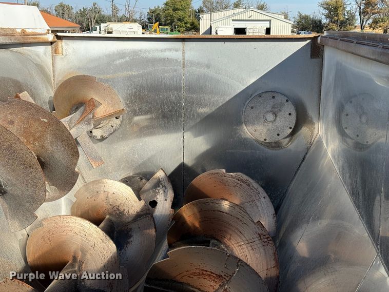 image for item EP0806 2004 International 7400 feed mixer truck