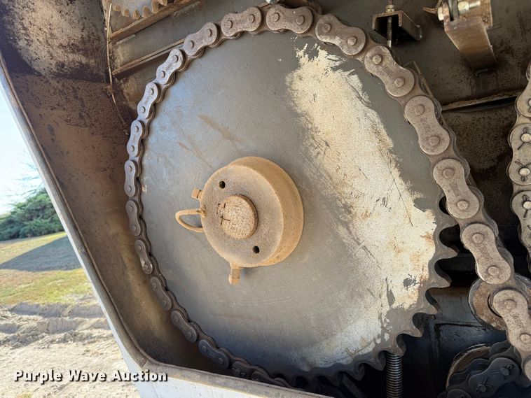 image for item EP0806 2004 International 7400 feed mixer truck