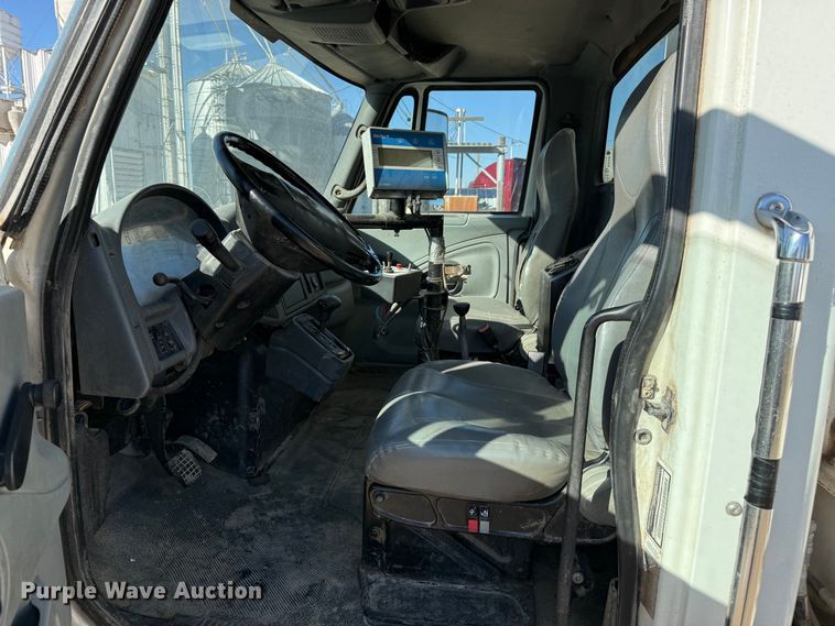 image for item EP0806 2004 International 7400 feed mixer truck