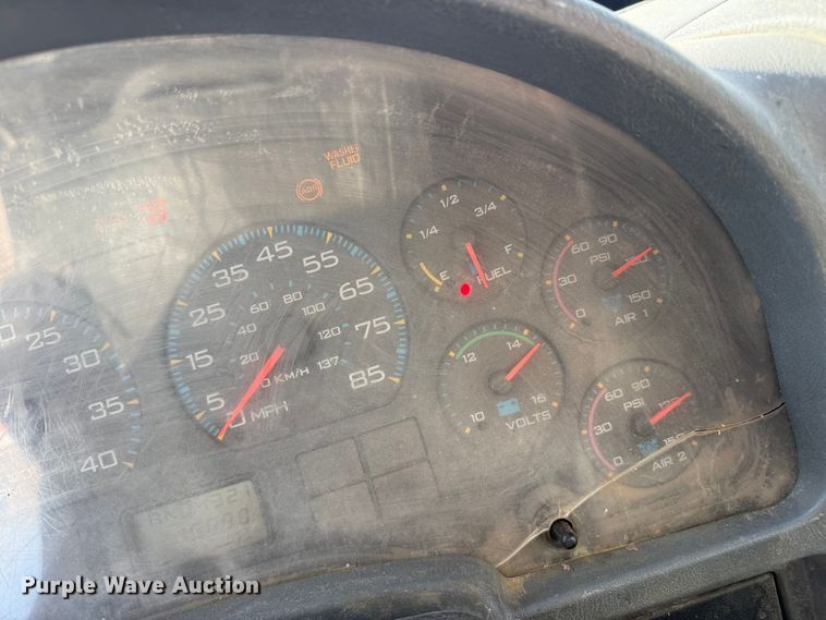 image for item EP0806 2004 International 7400 feed mixer truck