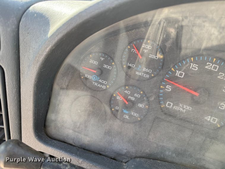 image for item EP0806 2004 International 7400 feed mixer truck