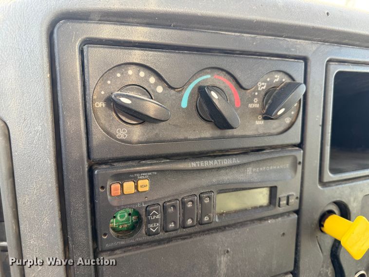 image for item EP0806 2004 International 7400 feed mixer truck