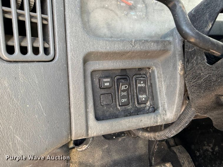 image for item EP0806 2004 International 7400 feed mixer truck