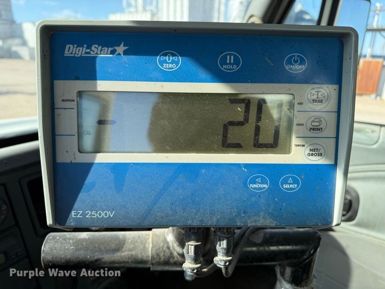 image for item EP0806 2004 International 7400 feed mixer truck