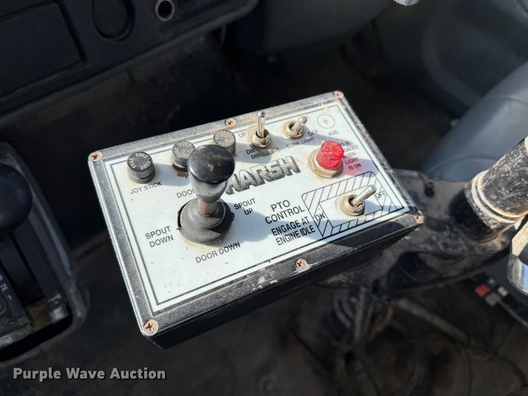 image for item EP0806 2004 International 7400 feed mixer truck