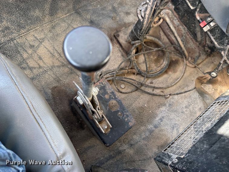 image for item EP0806 2004 International 7400 feed mixer truck