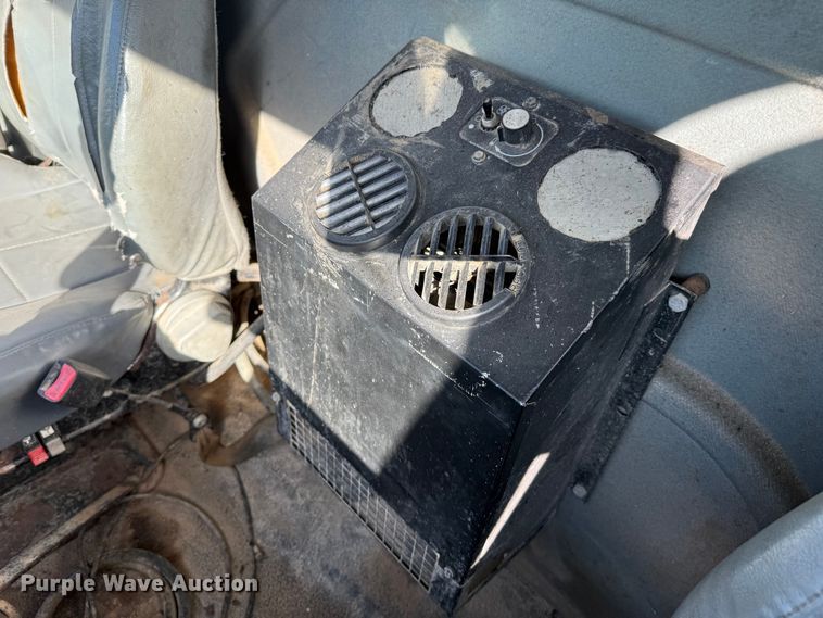 image for item EP0806 2004 International 7400 feed mixer truck