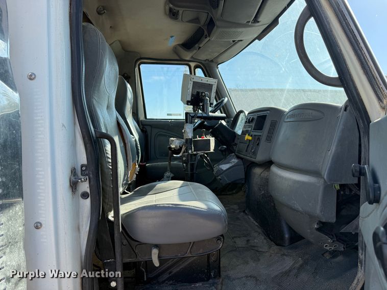 image for item EP0806 2004 International 7400 feed mixer truck