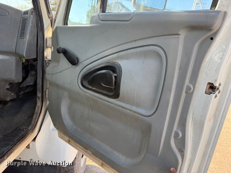 image for item EP0806 2004 International 7400 feed mixer truck