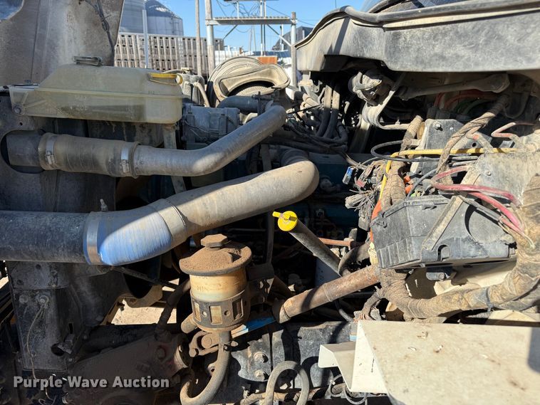 image for item EP0806 2004 International 7400 feed mixer truck