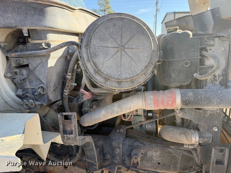 image for item EP0806 2004 International 7400 feed mixer truck