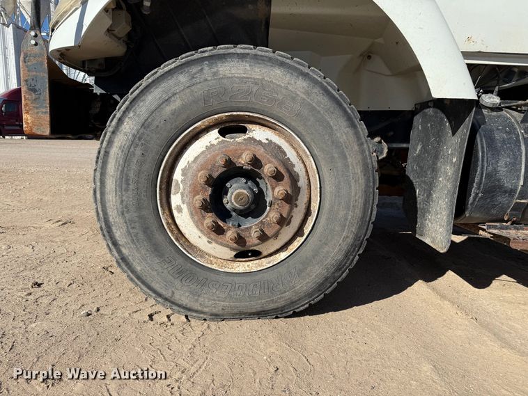 image for item EP0806 2004 International 7400 feed mixer truck