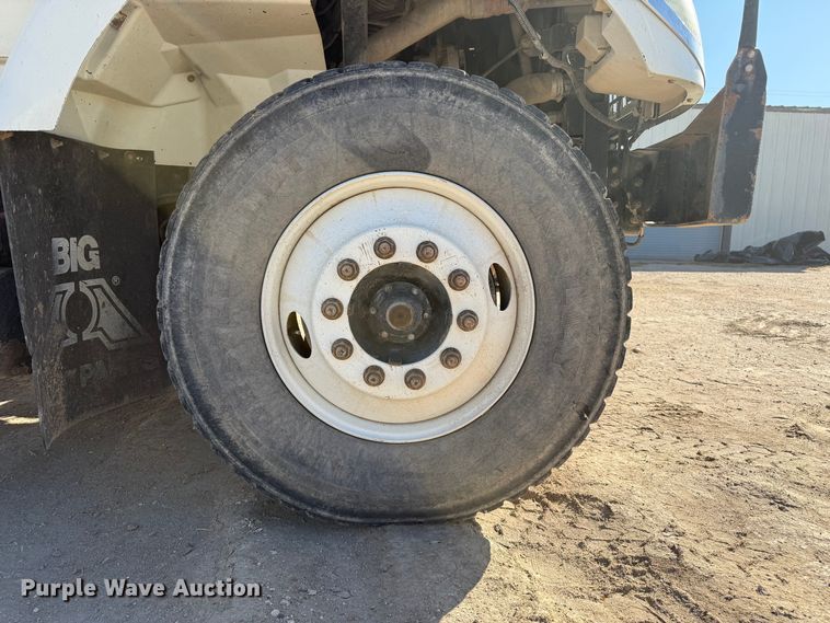 image for item EP0806 2004 International 7400 feed mixer truck