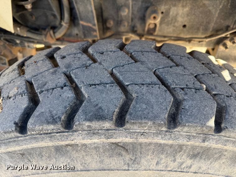 image for item EP0806 2004 International 7400 feed mixer truck