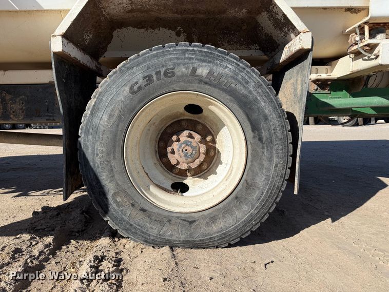 image for item EP0806 2004 International 7400 feed mixer truck