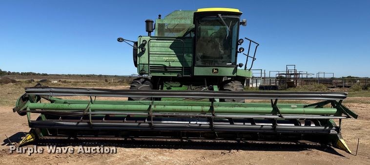 image for item EP0828 1981 John Deere 7720 Turbo combine