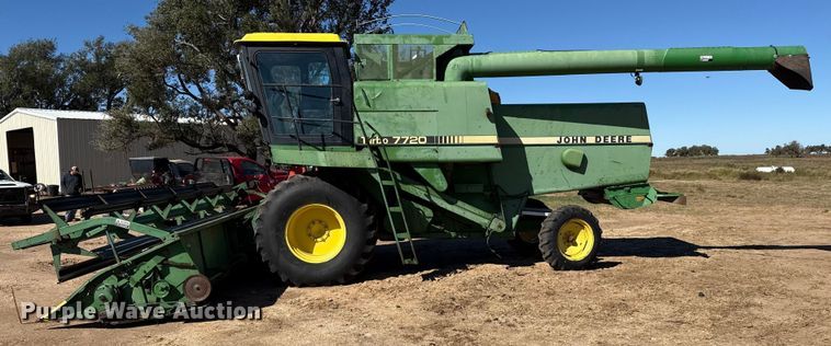 image for item EP0828 1981 John Deere 7720 Turbo combine
