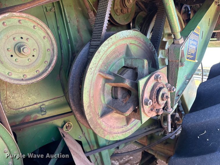 image for item EP0828 1981 John Deere 7720 Turbo combine