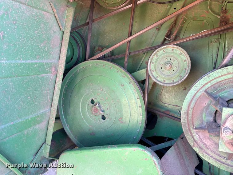 image for item EP0828 1981 John Deere 7720 Turbo combine