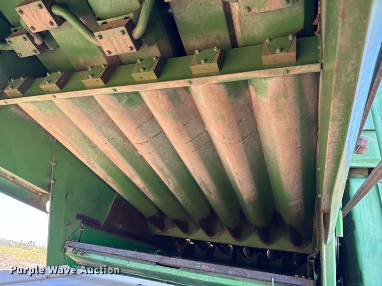 image for item EP0828 1981 John Deere 7720 Turbo combine