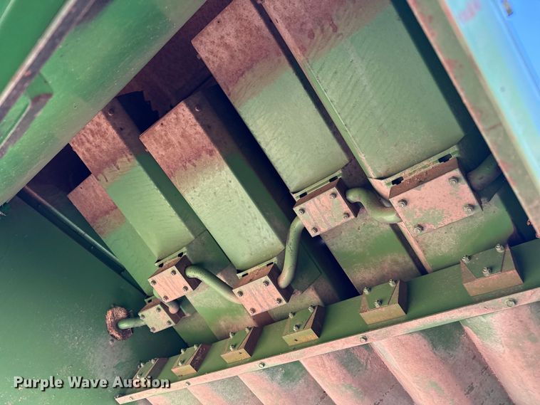 image for item EP0828 1981 John Deere 7720 Turbo combine