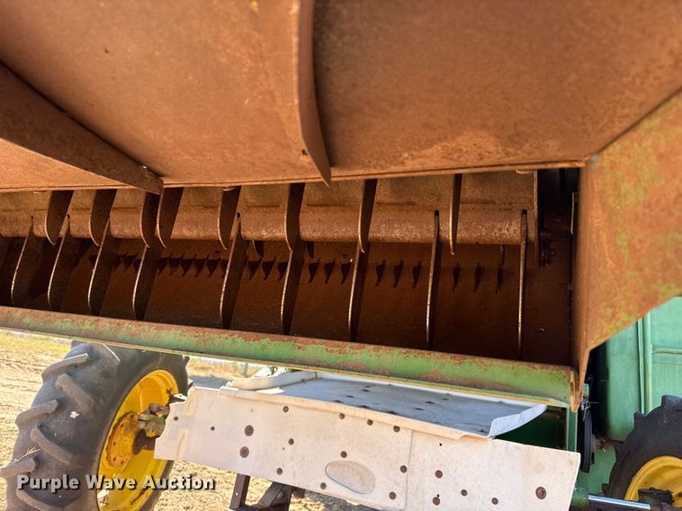 image for item EP0828 1981 John Deere 7720 Turbo combine