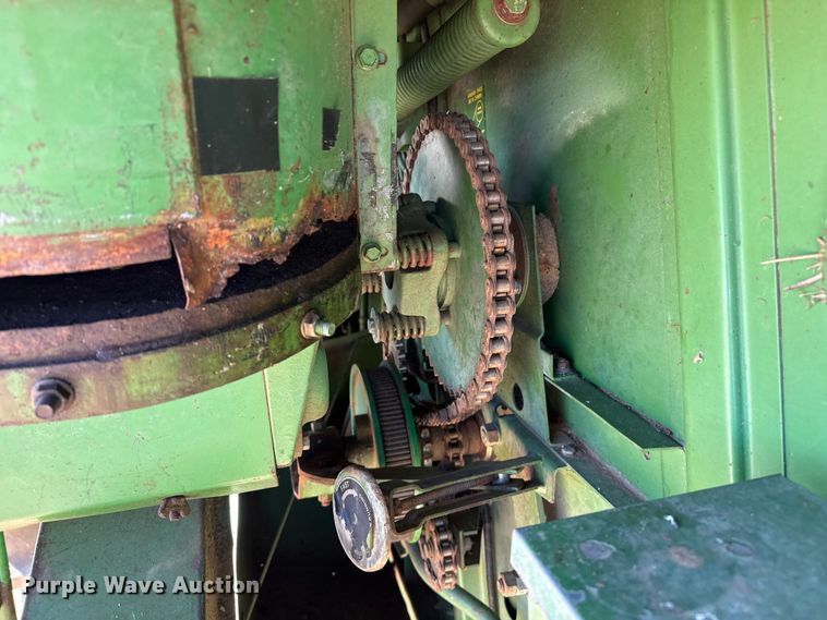 image for item EP0828 1981 John Deere 7720 Turbo combine