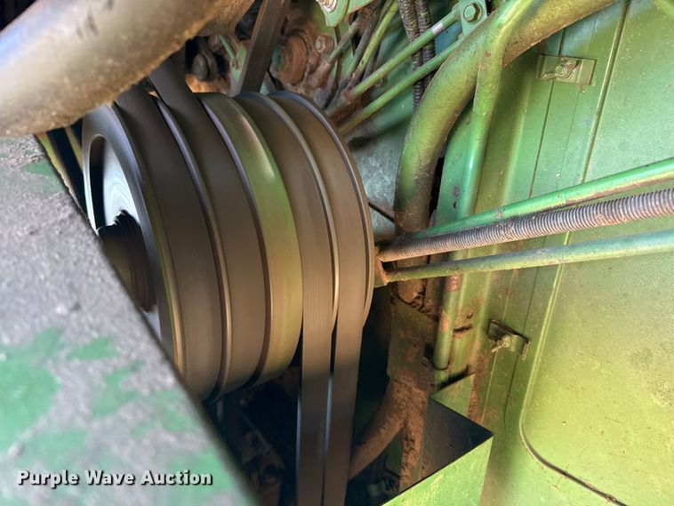 image for item EP0828 1981 John Deere 7720 Turbo combine