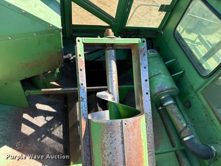 image for item EP0828 1981 John Deere 7720 Turbo combine
