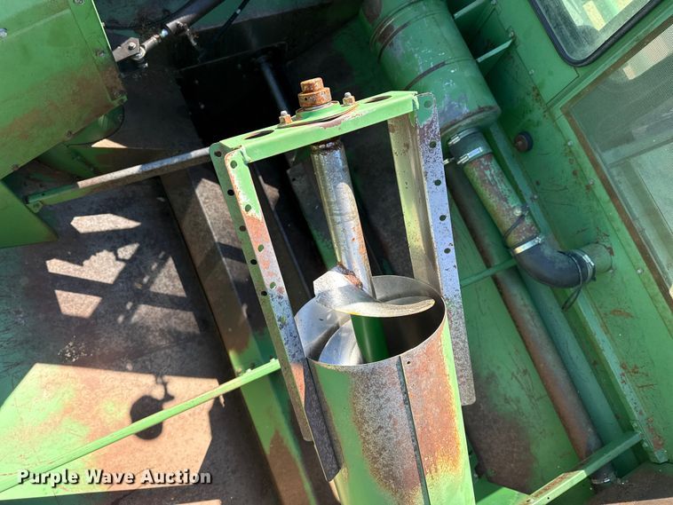 image for item EP0828 1981 John Deere 7720 Turbo combine