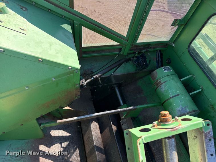 image for item EP0828 1981 John Deere 7720 Turbo combine