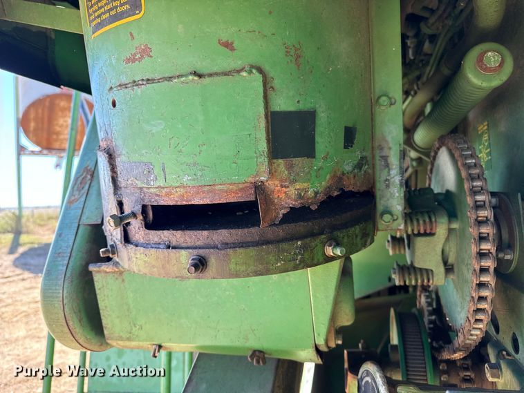 image for item EP0828 1981 John Deere 7720 Turbo combine