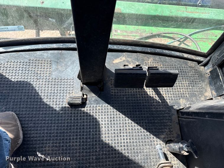 image for item EP0828 1981 John Deere 7720 Turbo combine