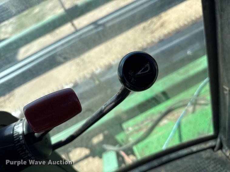 image for item EP0828 1981 John Deere 7720 Turbo combine